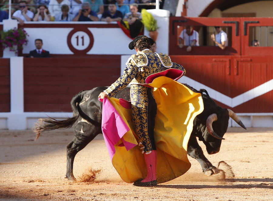 Los toros de El Freixo, ganadería propiedad de 'El Juli', mansurronearon y no ayudaron a los diestros