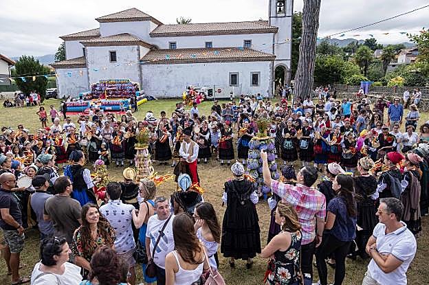 La mañana festiva en Poo finalizaba con un festival folclórico y el ofrecimiento de los ramos. 
