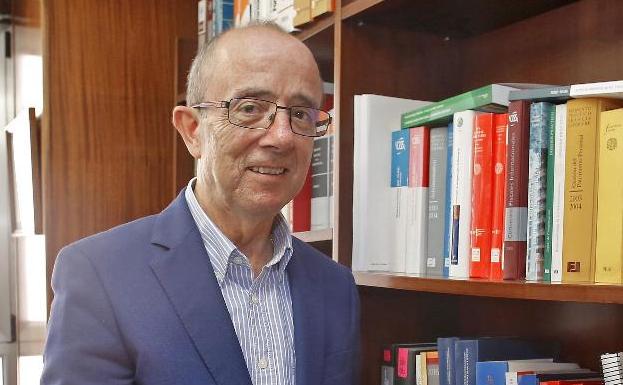 El decano del Colegio de Economistas de Asturias, Miguel de la Fuente, en su despacho.