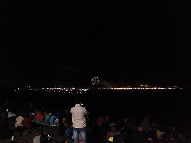 Cientos de personas vieron los fuegos desde La Providencia. 
