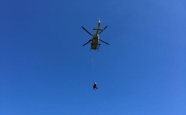 Evacúan en helicóptero a un peregrino herido en una pierna en Cudillero