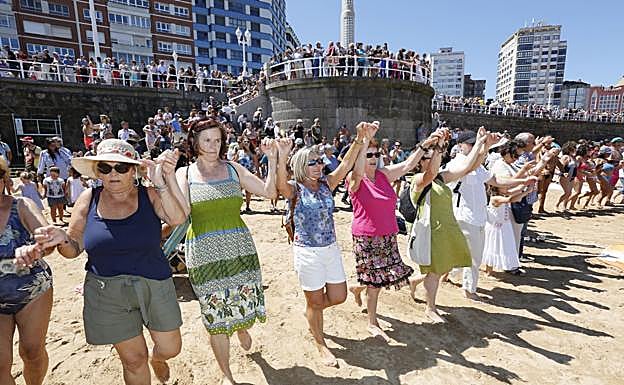 Imagen. Miles de gijoneses unieron sus manos en la Danza Prima. 