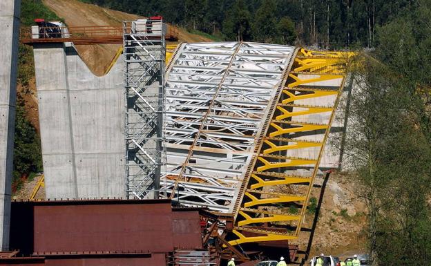 El tablón caído del viaducto sobre el Nalón.