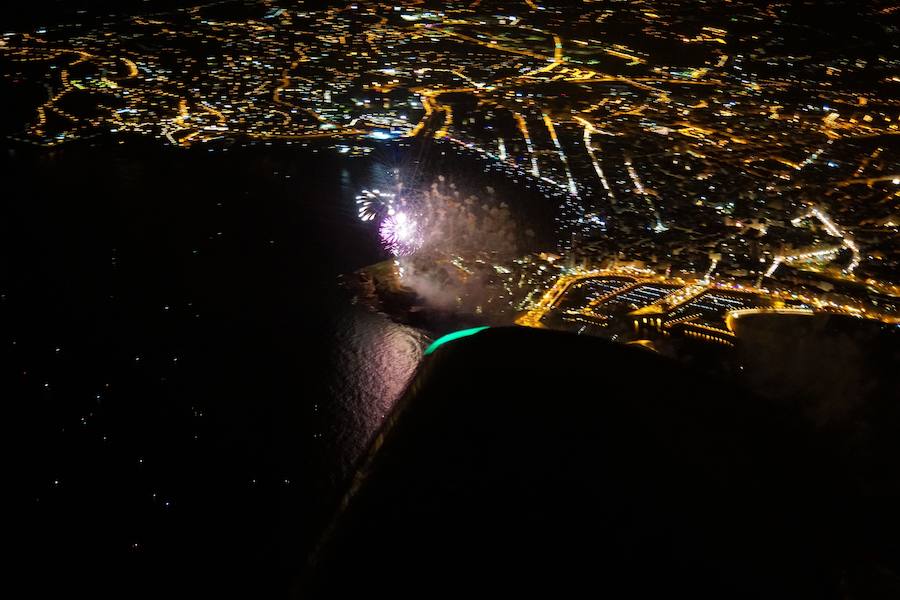 El espectáculo pirotécnico de la Semana Grande de Gijón dejó este año unas imágenes espectaculares, tanto desde tierra como desde el aire, tal como evidencian las fotos tomadas por pilotos de la Falcon Air Academy de Gijón. 