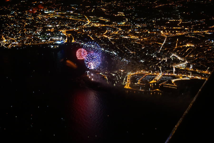 El espectáculo pirotécnico de la Semana Grande de Gijón dejó este año unas imágenes espectaculares, tanto desde tierra como desde el aire, tal como evidencian las fotos tomadas por pilotos de la Falcon Air Academy de Gijón. 
