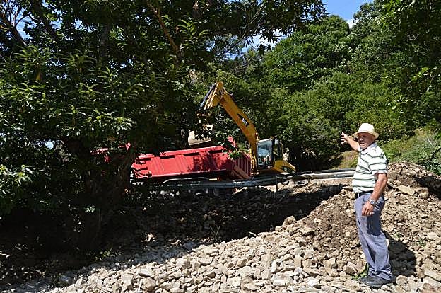 Venancio Martínez contempla las obras en la vía desde su finca. 
