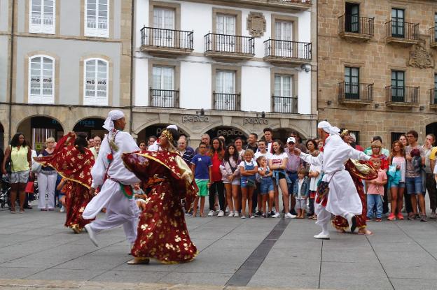 El público disfrutó ayer de las primeras actuaciones de los grupos en las calles y plazas del centro. En la imagen, baile de Argelia en El Parche. 