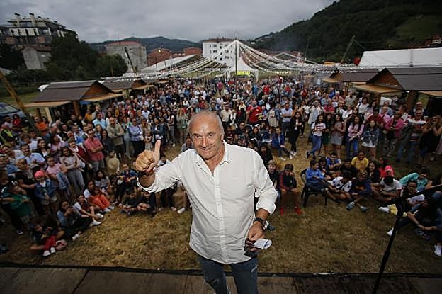 El humorista Xavier Deltell, en el prau Nardón, abrió el programa festivo del Descenso Folklórico del Nalón.