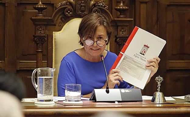 Carmen Moriyón exhibe el dossier con los informes sobre el 'caso Enredadera' encargados a once servicios municipales. 