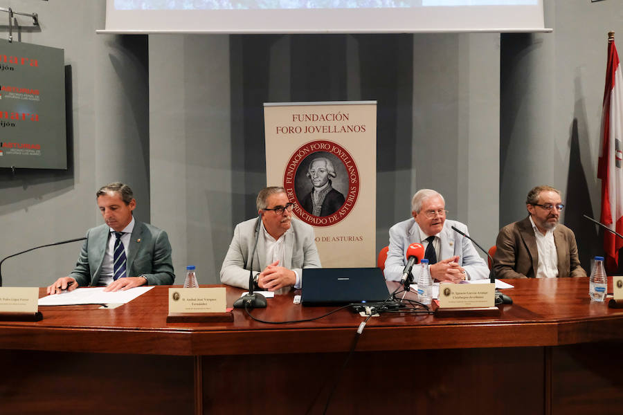 La ofrenda floral al ilustre escritor gijonés y la actuación del Coro Minero de Turón fueron los actos centrales de la jornada en el recinto Luis Adaro.