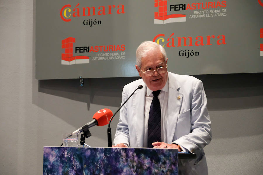 La ofrenda floral al ilustre escritor gijonés y la actuación del Coro Minero de Turón fueron los actos centrales de la jornada en el recinto Luis Adaro.