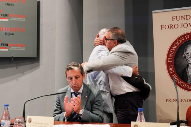 Aníbal Vázquez y García-Arango se funden en un abrazo. 