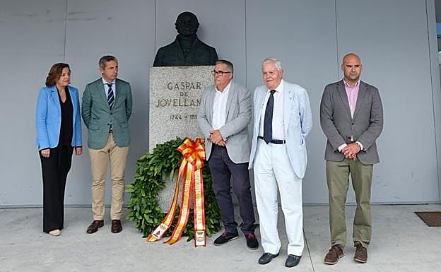 La directora general de Patrimonio Cultural, Otilia Requejo; el vicepresidente de la Cámara, Pedro López Ferrer; el alcalde de Mieres, Aníbal Vázquez; el presidente del Foro Jovellanos, Ignacio García-Arango, y el concejal de Turismo y Deporte de Gijón, Jesús Martínez Salvador, durante la ofrenda floral a Jovellanos. 