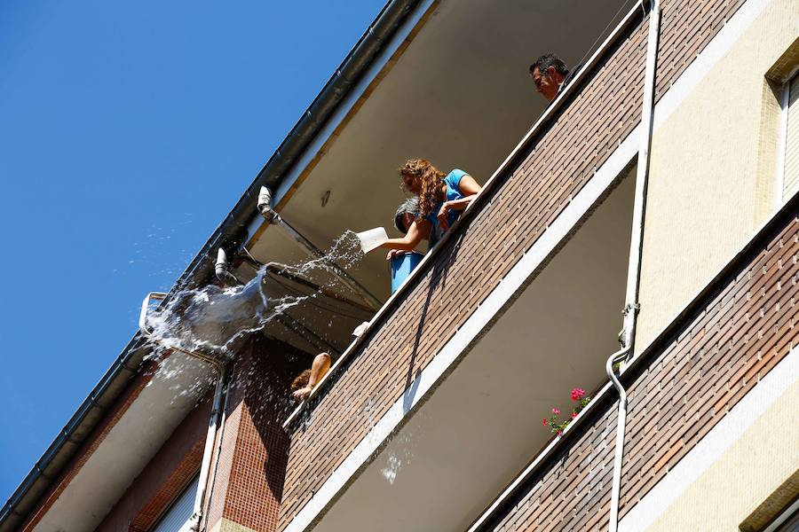 Esta celebración reúne en Laviana a multitud de jóvenes con ganas de lanzarse al agua con sus carrozas. 