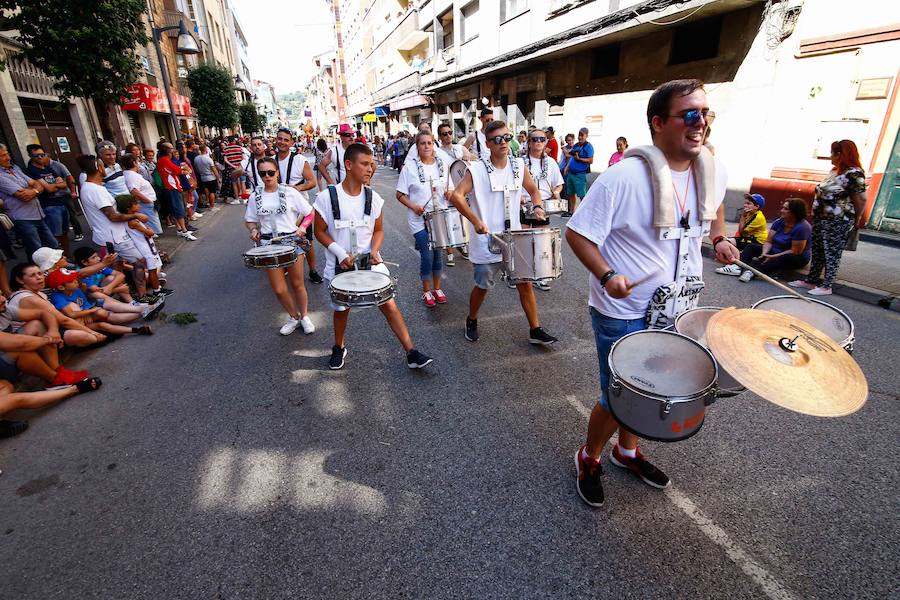 Esta celebración reúne en Laviana a multitud de jóvenes con ganas de lanzarse al agua con sus carrozas. 