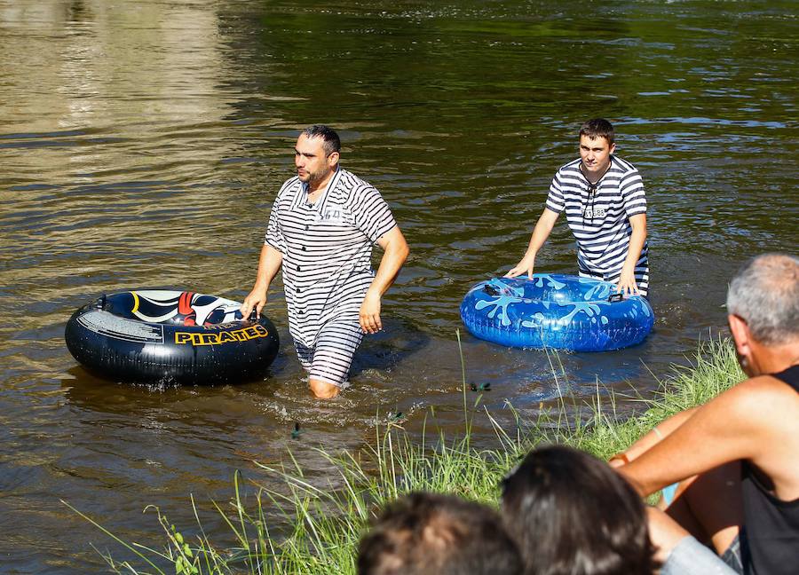 Esta celebración reúne en Laviana a multitud de jóvenes con ganas de lanzarse al agua con sus carrozas. 