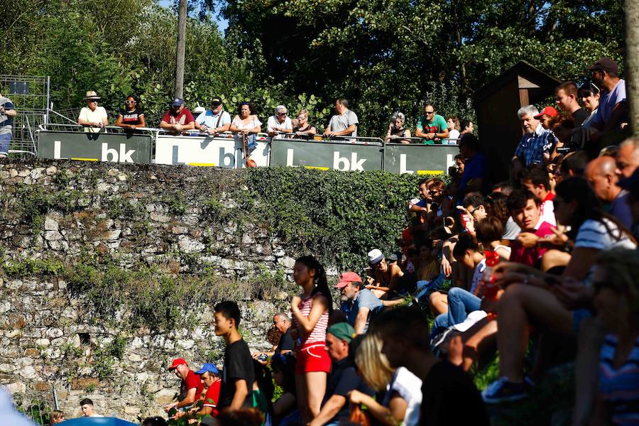Esta celebración reúne en Laviana a multitud de jóvenes con ganas de lanzarse al agua con sus carrozas. 