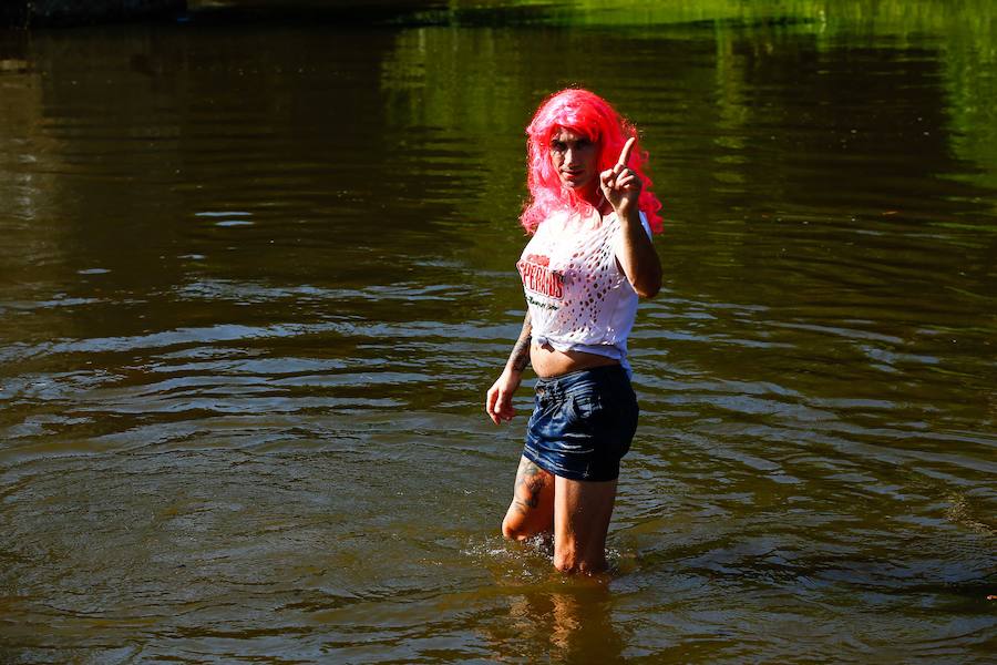 Esta celebración reúne en Laviana a multitud de jóvenes con ganas de lanzarse al agua con sus carrozas. 