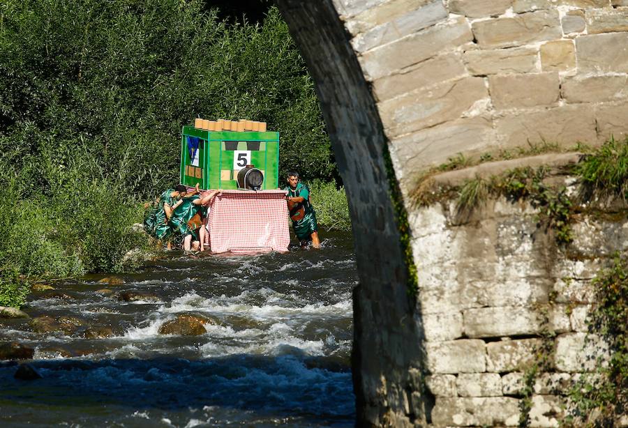 Esta celebración reúne en Laviana a multitud de jóvenes con ganas de lanzarse al agua con sus carrozas. 