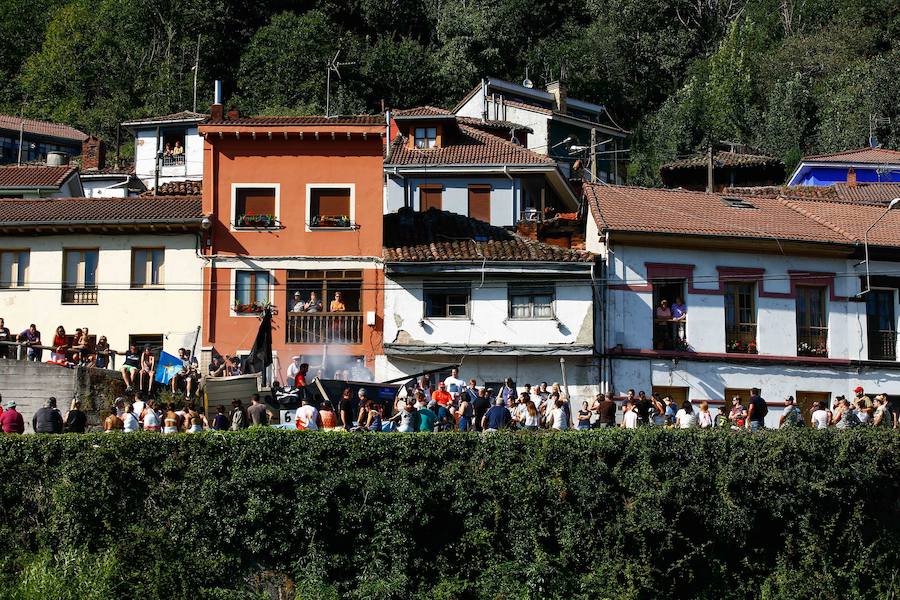 Esta celebración reúne en Laviana a multitud de jóvenes con ganas de lanzarse al agua con sus carrozas. 
