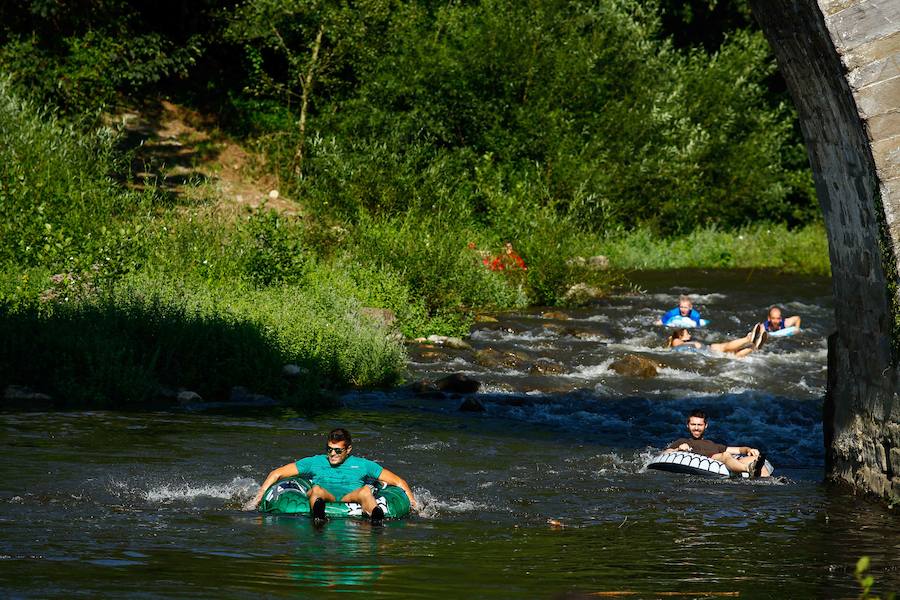 Esta celebración reúne en Laviana a multitud de jóvenes con ganas de lanzarse al agua con sus carrozas. 