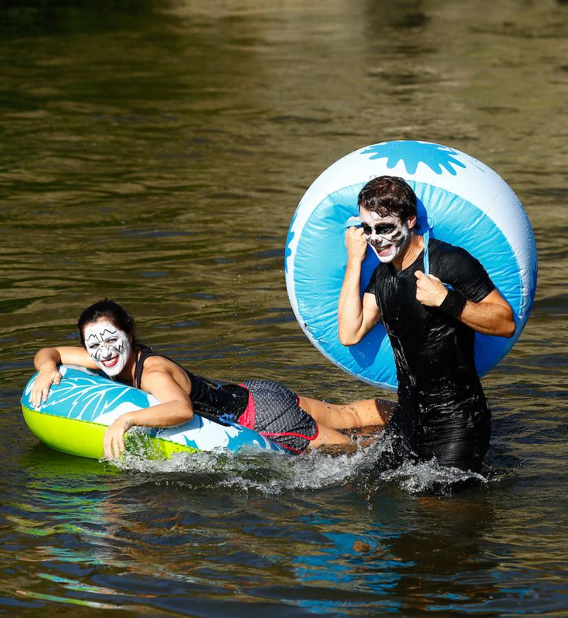 Esta celebración reúne en Laviana a multitud de jóvenes con ganas de lanzarse al agua con sus carrozas. 