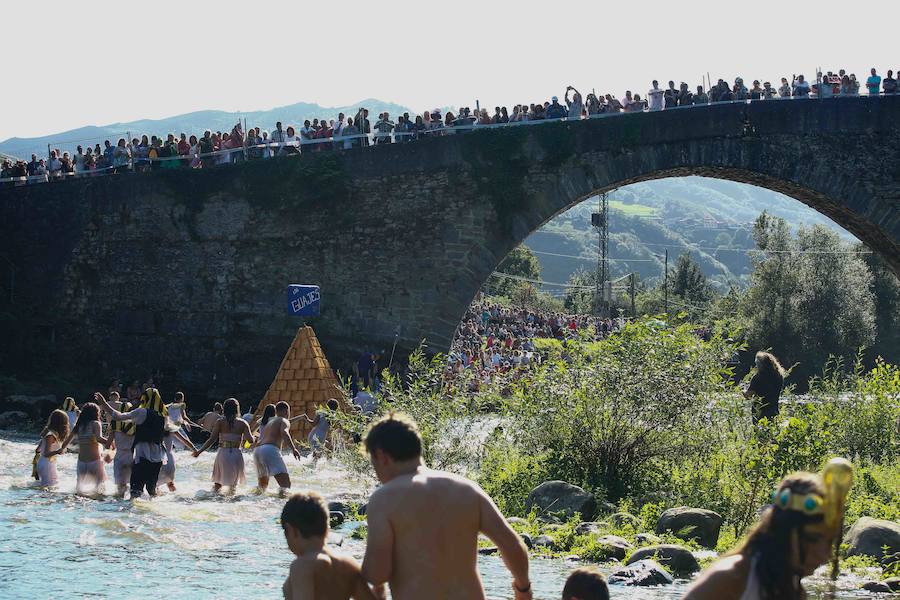 Esta celebración reúne en Laviana a multitud de jóvenes con ganas de lanzarse al agua con sus carrozas. 