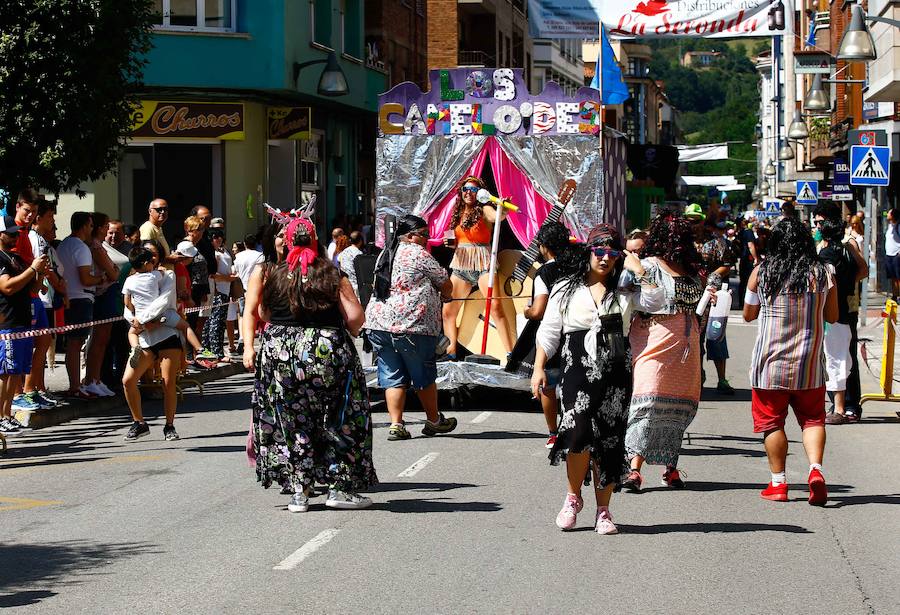 Esta celebración reúne en Laviana a multitud de jóvenes con ganas de lanzarse al agua con sus carrozas. 