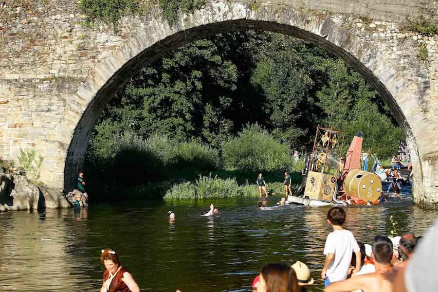 Esta celebración reúne en Laviana a multitud de jóvenes con ganas de lanzarse al agua con sus carrozas. 