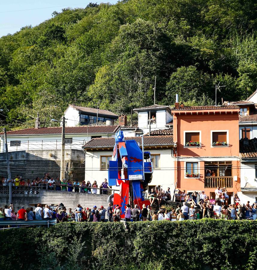 Esta celebración reúne en Laviana a multitud de jóvenes con ganas de lanzarse al agua con sus carrozas. 
