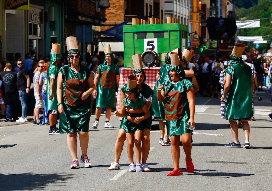 Esta celebración reúne en Laviana a multitud de jóvenes con ganas de lanzarse al agua con sus carrozas. 