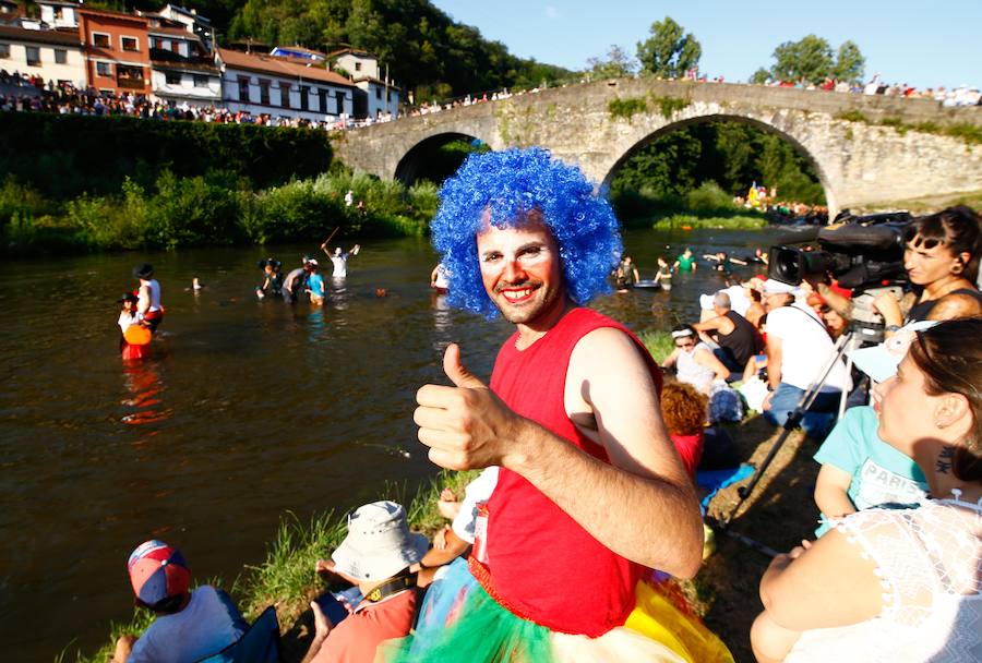 Esta celebración reúne en Laviana a multitud de jóvenes con ganas de lanzarse al agua con sus carrozas. 