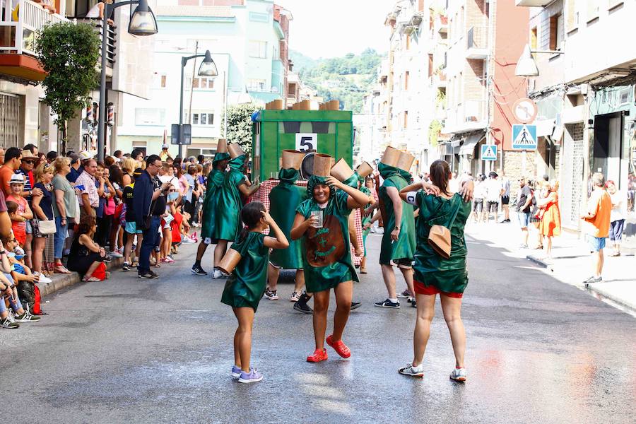 Esta celebración reúne en Laviana a multitud de jóvenes con ganas de lanzarse al agua con sus carrozas. 
