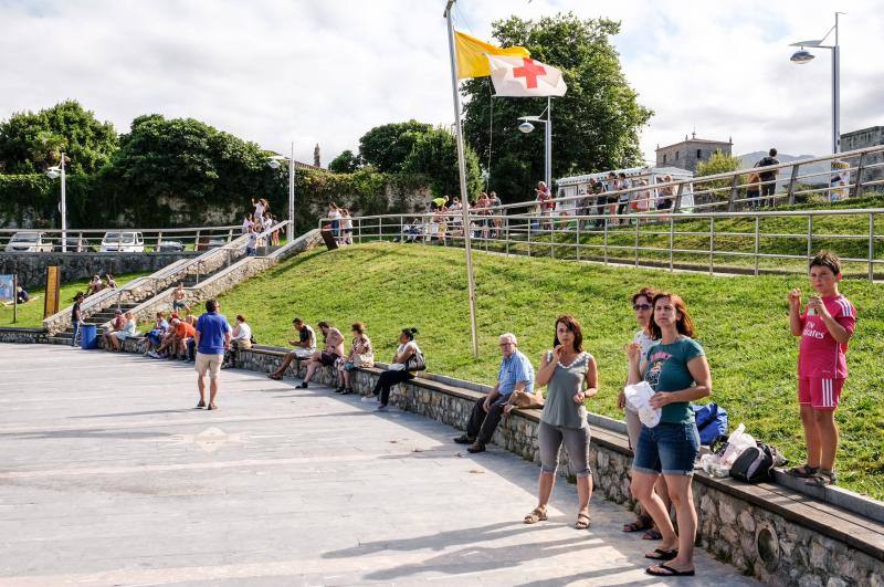 El sol y el calor anunciados para este fin desemana han llenado las playas de Asturias. En San Lorenzo, por ejemplo, miles de personas disfrutan del arenal y del paseo del Muro.