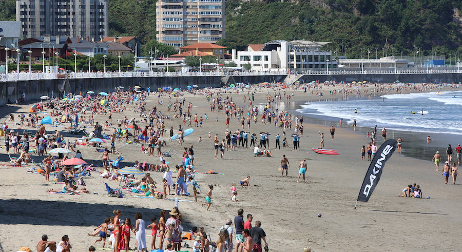 El sol y el calor anunciados para este fin desemana han llenado las playas de Asturias. En San Lorenzo, por ejemplo, miles de personas disfrutan del arenal y del paseo del Muro.