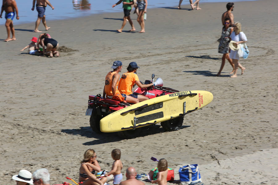 El sol y el calor anunciados para este fin desemana han llenado las playas de Asturias. En San Lorenzo, por ejemplo, miles de personas disfrutan del arenal y del paseo del Muro.