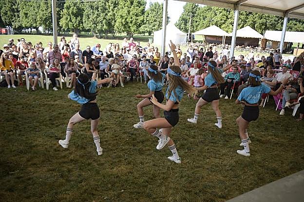 Exhibición de baile por Danza Vanesa, en el prau de la fiesta de Contrueces. 