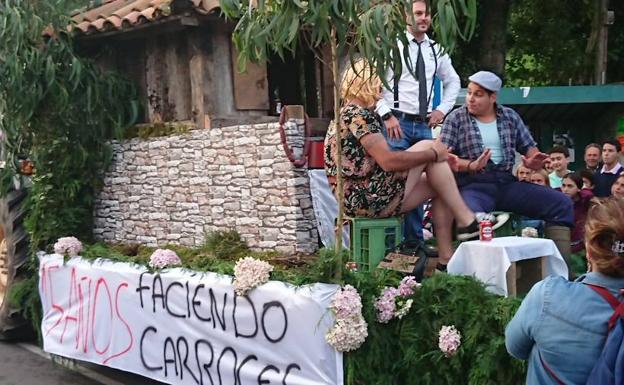 Un 'First Dates' a la asturiana gana el desfile de carrozas en Fresnéu