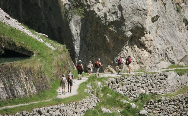 Senderistas en la Ruta del Cares.