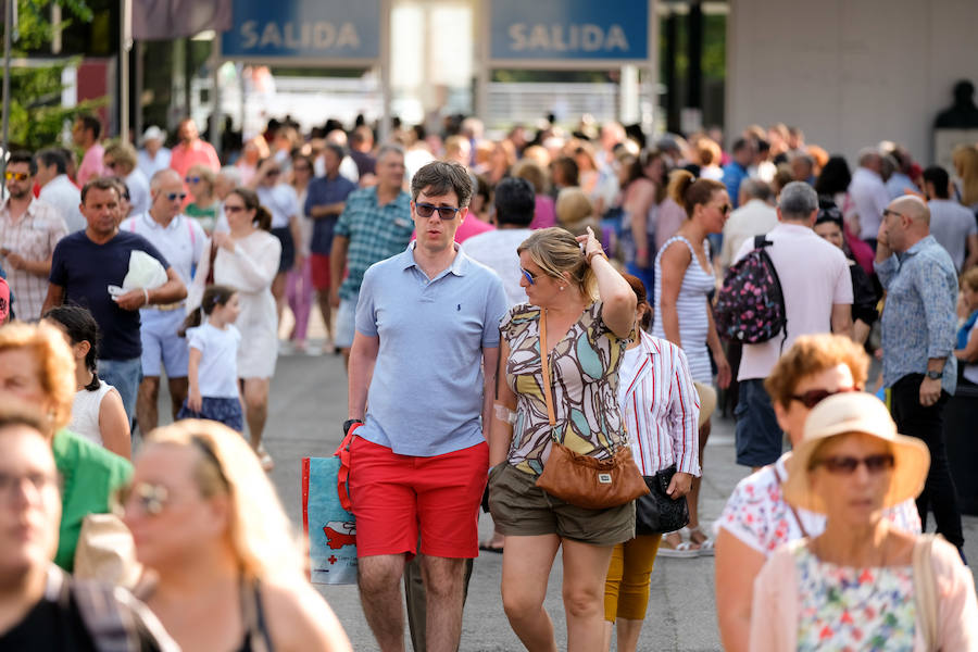 Decenas de personas se acercaron a la Feria de Muestras de Asturias para disfrutar de la jornada del domingo.