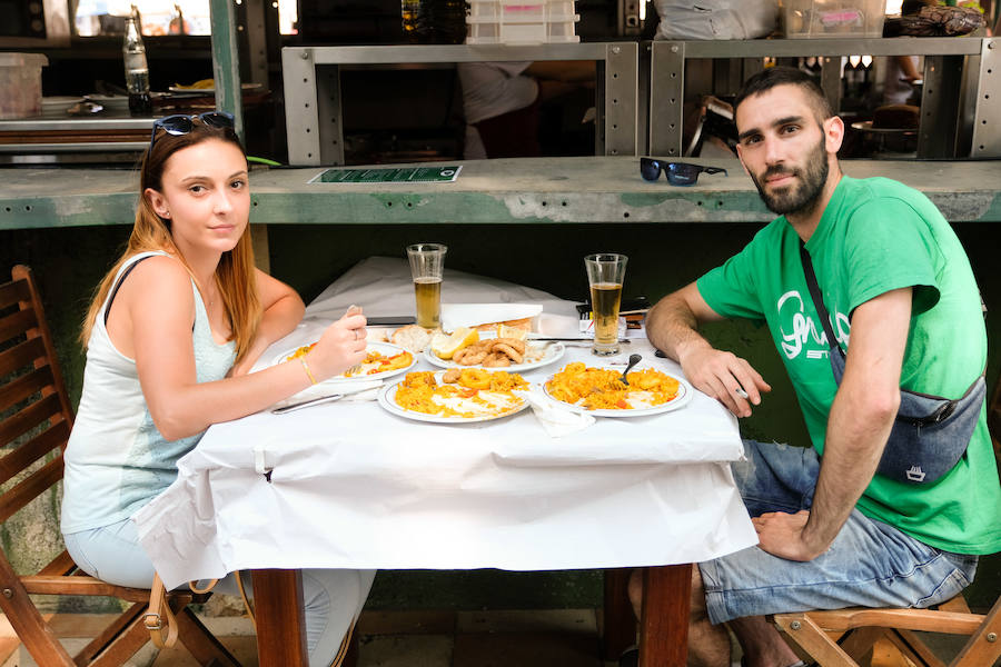 Decenas de personas se acercaron a la Feria de Muestras de Asturias para disfrutar de la jornada del domingo.