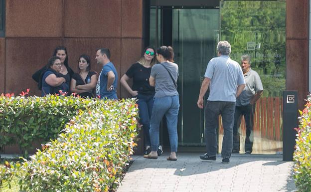 Familiares y allegados de Ángel Alonso, en el tanatorio de Lugones.