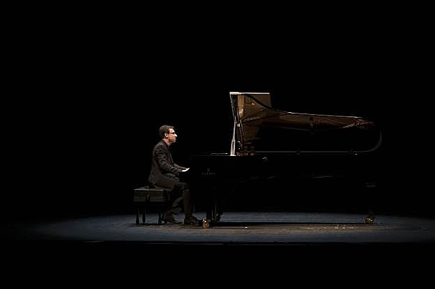 Alexander Kobrin, durante su concierto en el Teatro de la Laboral. 