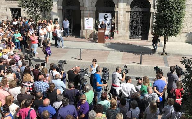 Llanes rindió un emotivo homenaje al concejal de IU Javier Ardines.