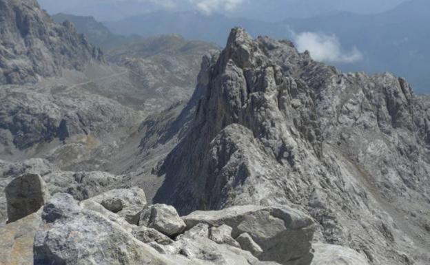 Herido muy grave un montañero tras caer más de setenta metros en los Picos