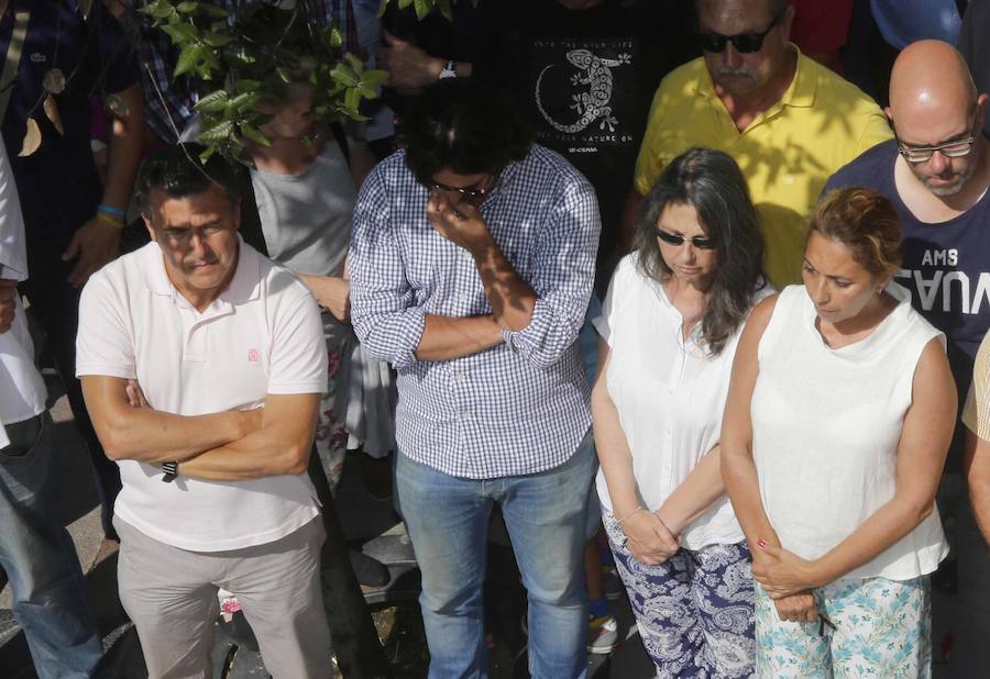 Centenares de personas entre familiares, allegados, vecinos y representantes políticos, se dieron cita frente al Ayuntamiento para recordar, con la lectura de un emotivo manifiesto, al edil de Izquierda Unida asesinado