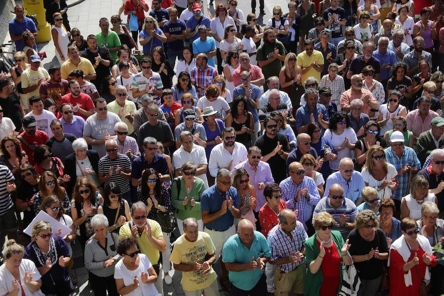 Centenares de personas entre familiares, allegados, vecinos y representantes políticos, se dieron cita frente al Ayuntamiento para recordar, con la lectura de un emotivo manifiesto, al edil de Izquierda Unida asesinado