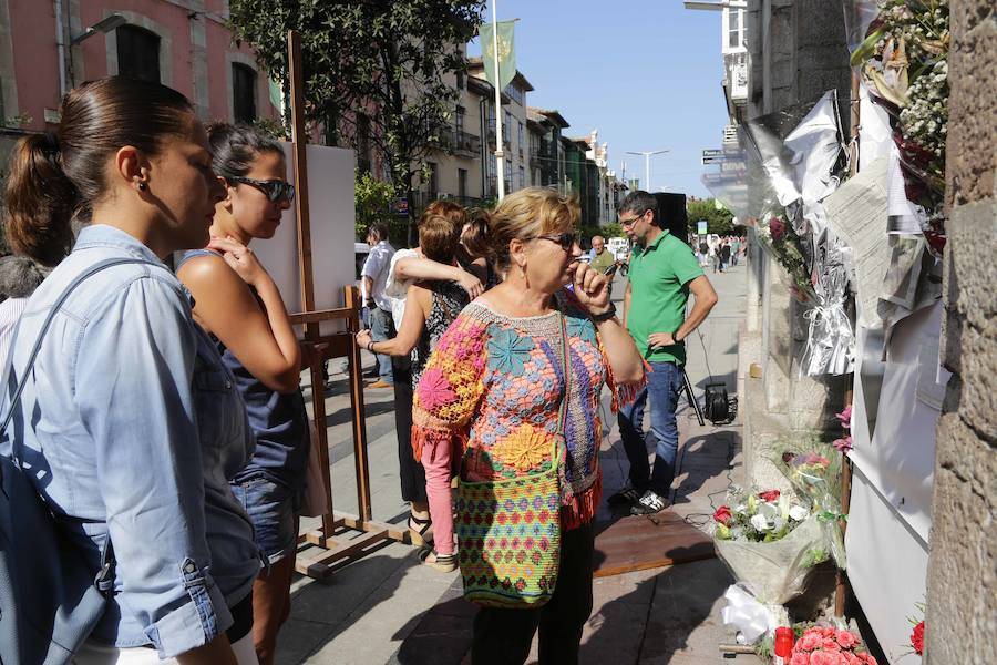 Centenares de personas entre familiares, allegados, vecinos y representantes políticos, se dieron cita frente al Ayuntamiento para recordar, con la lectura de un emotivo manifiesto, al edil de Izquierda Unida asesinado