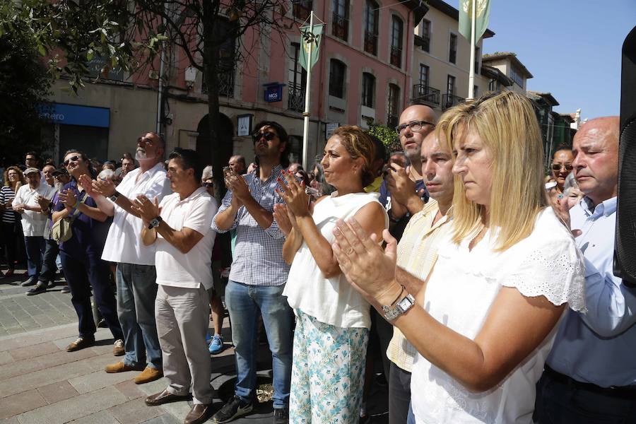 Centenares de personas entre familiares, allegados, vecinos y representantes políticos, se dieron cita frente al Ayuntamiento para recordar, con la lectura de un emotivo manifiesto, al edil de Izquierda Unida asesinado