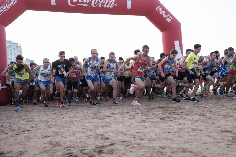 Xavi Tomasa logró su segunda victoria en la prueba celebrada en el arenal gijonés, donde la madrileña Claudia Gómez se impuso en categoría femenina